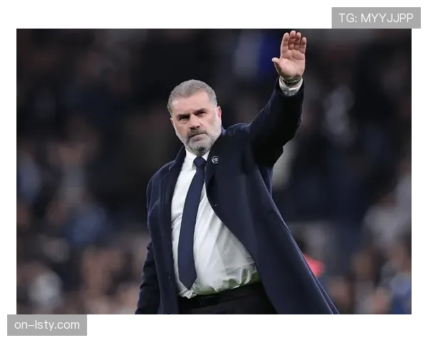 特写：托特纳姆热刺新球场，球迷为离任在即的主帅波斯特科格鲁齐声高歌